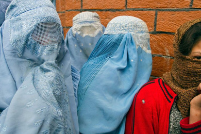 Las mujeres en Afgaanistán siguen sojuzgadas por los talibanes, quienes hoy gobiernan el país.