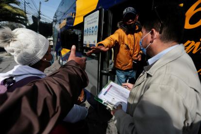 Venezolanos se suben a un bus en el marco del plan "Vuelta a la Patria"