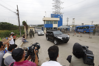 Mientras ingresan a la Penitenciaria, la Comisión de Derechos Humanos.