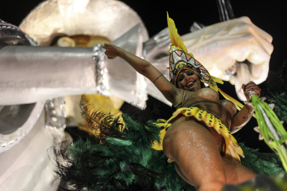 La samba, el género musical de Brasil, que contagia con su ritmo y movimientos de cadera..EFE/ Antonio Lacerda