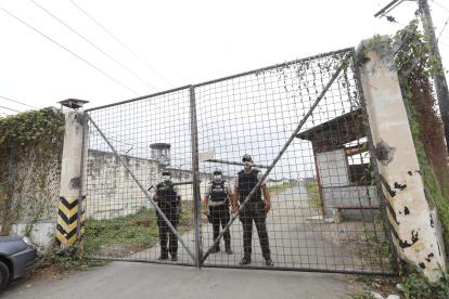 Policías custodian el acceso a la cárcel de mujeres tras el ingreso de los delegados de la Comisión Interamericana de Derechos Humanos (CIDH)
