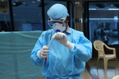 Un enfermero prepara una PCR en una imagen de archivo.