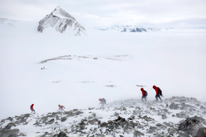 Fotografía cedida por Imagen Chile que muestra a visitantes mientras caminan por el Glaciar Unión. A partir de las 7:00 GMT de este sábado la Luna se interpondrá ante el Sol y comenzará a proyectar una sombra sobre la Tierra hasta producir un eclipse solar total cuando las tres esferas queden alineadas en recta, un fenómeno que podrá ser visto en su plenitud desde la Antártida, que acoge estos días a grupos de científicos para su observación. EFE/ Felipe Trueba/Cortesía Imagen Chile/SOLO USO EDITORIAL/SOLO DISPONIBLE PARA ILUSTRAR LA NOTICIA QUE ACOMPAÑA (CRÉDITO OBLIGATORIO)