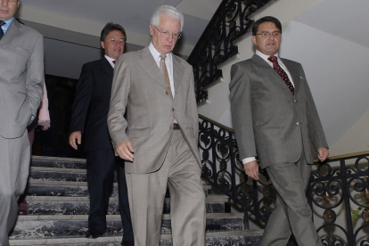 Vallejo es uno de los fundadores de la Izquierda Democrática. Se ha desempeñado como diputado y llegó a ser presidente del Congreso, entre otros cargos.