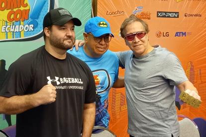 En la imagen, Austin St. John; el organizador de la Comic Con, Fernando Flores; y Daniel Pesina, co-creador de Mortal Combat.