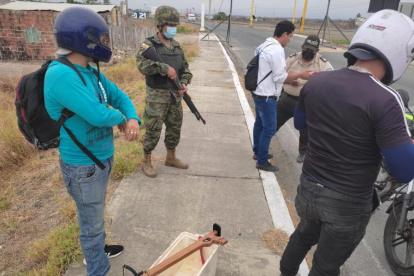La Policía efectúa controles de seguridad en calles y avneidas de la Zona 8, con el fin  de contrrrestar la delincuencia.