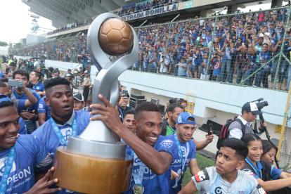 La última copa que levantó Emelec fue en el 2017 tras vencer 2-0 al Delfín de Manta en el estadio Jocay. Este año espera volver a vivir esta alegría.