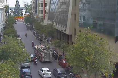 Urgencia. El edificio fue acordonado con cinta por precaución.