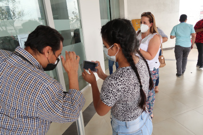 Los guardias aceptaron que las personas muestren foto de su carné de vacunación.