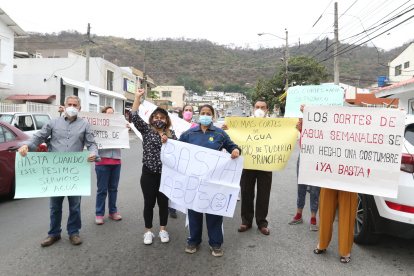 Medida. Un grupo de habitantes de El Paraíso en un plantón en la calle Los Ciruelos, exigiendo que cambien el tubo principal de agua, para solucionar los constantes cortes del servicio. 2. Arreglo. También exigen que se pavimente en la brevedad posible la calle peatonal Los Mangos, en la manzana C y Quinta peatonal.
