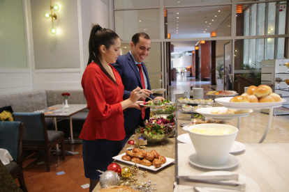 Hilton Colón. El hotel en sus restaurantes ofrece varias opciones para servirse en el lugar o para llevar. Hay el debido distanciamiento de cada mesa y se aplica el aforo vigente.