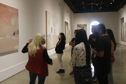 Explicación. Un grupo de visitantes recorre las salas del Centro de Arte Contemporáneo.