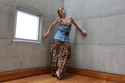 Adquirió la tela de este vestido en Italia, sin embargo, fue confeccionado en Ecuador. Lo quiso hacer asimétrico. El corpiño de jean fue idea de su mamá, pues en realidad era una chaqueta que cortaron. Este look le parece ideal para un almuerzo con amigas o una tarde de cocteles.