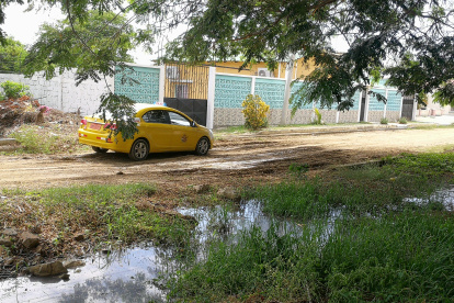 Escenario. El agua estancada, los baches y el polvo son parte del entorno en la ciudadela, desde hace años.