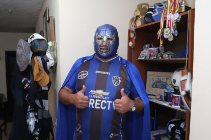 Édgar Calderón, más conocido como el Gigante, alienta a los del Valle siempre con su máscara.