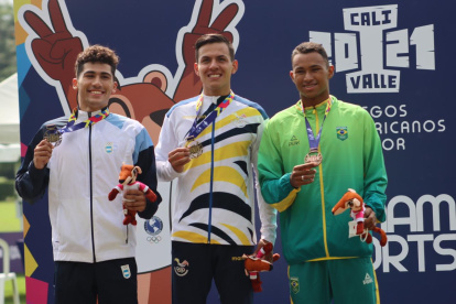 Andrés Torrres (c) acompañado en podio por Brasil y Argentina, sus escoltas.