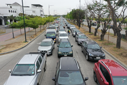Intentar salir hacia la avenida Samborondón desde Ciudad Celeste se ha convertido, para los residentes, en un túnel sin salida que no parece hallar la luz. Estrés, dolores de cabeza, contaminación auditiva, además de indignación y rabia, son apenas algunos de los síntomas que advierten sentir; de lunes a viernes, siempre en horas pico, debido a la falta de planificación por parte de la autoridad.  

“Hasta cuándo los genios de la Comisión de Tránsito (CTE) caotizarán el tráfico en este sector. Son un completo desastre. Solo les importa despejar la vía principal y ni siquiera se imaginan el caos que vivimos dentro. ¿Qué les está pasando?”, cuestiona la residente Fernanda Alvarado; al lamentar que, pese a las quejas, el problema siga vigente desde hace al menos dos años, advierte.

La semana anterior, EXPRESO recorrió el lugar y constató que aquellas molestias que se habían reducido durante el tiempo que los colegios permanecieron cerrados, a causa de la pandemia; en el último mes, que los estudiantes (al menos la primera fase) empezó a volver a las clases presenciales,  se intensificó, a tal punto de que un conductor demora en promedio 40 minutos en recorrer apenas 2 kilómetros. 

Este Diario, que años atrás había alertado ya de esta situación, hizo la prueba y efectivamente ese fue el tiempo que demoró en llegar a la arteria principal desde la plaza comercial La Piazza, ubicada a escasos pasos del segundo redondel. En el recorrido, donde incluso los motociclistas no tenían cómo zigzaguear entre los vehículos, debido a la cantidad de unidades que ocupaban los tres carriles de la vía, los bocinazos no paraban e incluso hubo universitarios que optaban por caminar para llegar más rápido a los expresos escolares que se los recogían al pie de El Batán (centro comercial). 

“Aquí lo que quieren es que nos acostumbremos a vivir un tráfico demoníaco, que se va a poner peor con la construcción del ‘Nuevo Samborondón’ y va a explotar la densidad poblacional de Ciudad Celeste”, se quejó el residente Francisco Franco, quien hizo pública su queja en Twitter, como otros tantos; al tiempo que la conductora Daniela Barrezueta,  residente de El Buijo Histórico, aledaño a Ciudad Celeste, con la mano en la bocina y grabando un video de la “pesadilla” que experimentaba, lamentaba haber vendido su casa en La Garzota.

“No puedo más con este embotellamiento al que las autoridades nos han obligado a vivir, por falta de planificación.  Por favor, esto no es Nueva York, no entiendo por qué vivimos este tráfico infernal que me produce nada más que desesperanza. Solo durante la pandemia hubo un respiro, pero no debería ser así. Lo que vivimos hoy es nuestra realidad y es horrible”, lamentó Barrezueta; que hace un llamado a que el Cabildo acelere el paso para construir una vía alterna que desfogue el problema.

EXPRESO consultó al Municipio de Samborondón sobre si ya están construyendo esta arteria alterna o en qué proceso se encuentra la obra que, por al menos tres años, han venido reclamando los residentes;  y al respecto el alcalde Juan José Yúnez señaló, a través de su departamento de comunicación, que “se van a realizar al menos tres”, pero no precisó si ya iniciaron o cuándo estarán listas. 

“Por otro lado, seguimos insistiendo al Ministerio de Transporte con la competencia de la avenida Samborondón, para que sea administrada por nosotros, así tomamos acciones concretas , como la implementación de semáforos inteligentes y la eliminación de los semáforos que van desde almacenes Boyacá hasta  Ciudad Celeste, para que sean reemplazados por retornos continuos, que den fluidez”, aseguró.

A la vez, este Diario consultó a la CTE sobre las soluciones viales que llevará a cabo de forma inmediata en el lugar, pero no hubo respuesta hasta el cierre de esta edición. En el sitio lo que se observó es que tres agentes, cada mañana, se ubican en el área para intentar, sin suerte, acelerar la circulación. “Ellos son de poca ayuda. Si quieren solucionar de forma temporal este escenario, lo que deben hacer es tomarse uno de los tres carriles de la vía contraria, que de 18:00 a 20:00 se pone igual. Eso es lo que hacen cuando hay carreras en determinadas fechas. Quizás al tener cuatro carriles, desplazarse sería  menos estresante”, sentenció Jorge Barriga, quien trabaja en pleno centro de la ciudad; y para llegar a tiempo sale de casa a las 06:15 como máximo para no demorar, advierte, más de una hora en salir de la “espiral”. 

Para los residentes y taxistas, es vital que la solución llegue pronto, teniendo en cuenta el crecimiento poblacional que tiene el sector. Y es que en el lugar, además del complejo habitacional y  El Buijo, se levanta la urbanización El Cortijo, al menos dos colegios y unos 40 negocios que se encuentran en dos plazas comerciales.