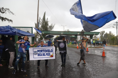 Una fuerte lluvia en Quito ha demorado el inicio del partido.