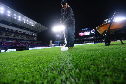 Se está alistando la cancha para que esté en óptima forma para el inicio del partido.
