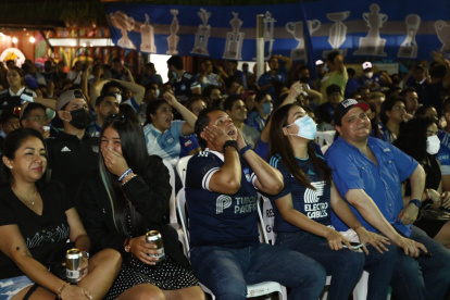 Cientos de aficionados de Emelec se concentraron en Plaza Guayarte, al norte de la urbe, para vivir momentos de tensión por el partido que terminó con una derrota.
