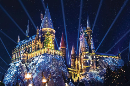 Fotografía promocional cedida por Universal Studios donde se muestra una ilustración del castillo de Hogwarts de Harry Potter iluminado con luces de navidad como parte del programa "Christmas in the Wizarding World Of Harry Potter" del parque temático Universal Studios Hollywood en Los Ángeles, California (Estados Unidos).