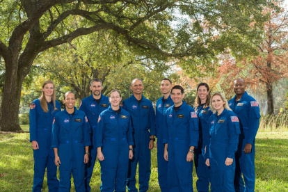 Fotografía cedida hoy por la NASA donde aparecen los diez candidatos a astronauta (i-d) Nichole Ayers, Christopher Williams, Luke Delaney, Jessica Wittner, Anil Menon, Marcos Berríos, Jack Hathaway, Christina Birch, Deniz Burnham y Andre Douglas.