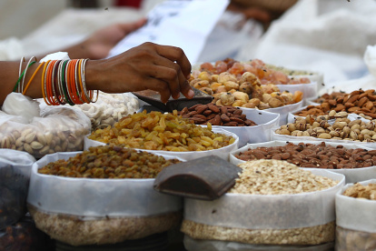 Se recomienda elegir alimentos sanos como frutas, verduras e incluir semillas.