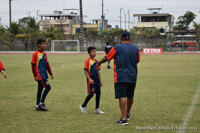 Iker Rodríguez (c) sigue las instrucciones de su entrenador en Milagro.