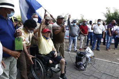 EN LOS EXTERIORES DEL EDIFICIO DE  LO PENAL DEL COMPLEJO DE LA JUDICATURA SE LLEVO A CABO UN PLANTON POR PARTE DE EXPOLICIAS QUE RECLAMAN SUS PENSIONES IMPAGAS/JIMMY NEGRETE/GUAYAQUIL-ECUADOR