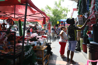 En el sector del Pedregal, las ventas de negocios y la informalidad se han extendido a las aceras y calles.