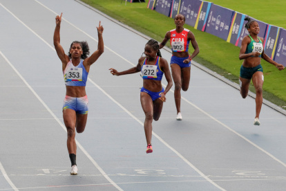 Gabriela Anahi Suárez (i) de Ecuador gana, la final de 200m femenino de atletismo en los Juegos Panamericanos Junior