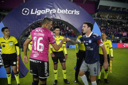 Los dos capitanes, Pellerano y Rodríguez, en la final de ida que terminó a favor de Independiente.
