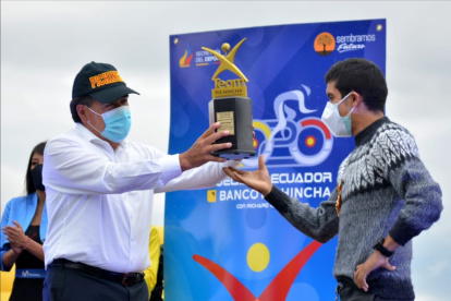 La tradicional prueba ciclística, por segundo año consecutivo, rinde homenaje a Richard Carapaz.