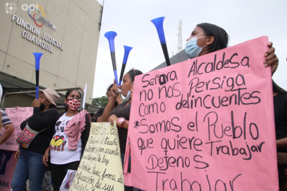 Comerciantes informales se apostaron afuera de la Unidad Judicial de Albán Borja, en espera de la resolución.