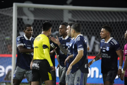 Los jugadores de Emelec reclaman al juez Luis Quiroz durante la final de ida en el estadio Banco Guayaquil.