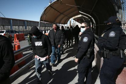 Migrantes centroamericanos fueron devueltos por el Puente Internacional Paso del Norte al reactivarse el programa Quedate en México hoy, en Ciudad Juárez, estado de Chihuahua (México). Los migrantes viven con miedo y tristeza el restablecimiento por parte de Estados Unidos del programa "Quédate en México", que les obliga a esperar en ciudades de la peligrosa frontera norte mexicana mientras las cortes estadounidense resuelven sus solicitudes de asilo. EFE/ Luis Torres