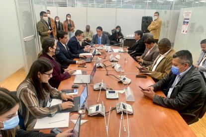 La comisión legislativa sesión presencialmente en la sede en la Asamblea Nacional.