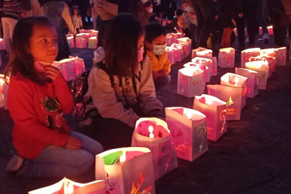 Chicos y grandes participaron de la velada la noche del 7 de diciembre.