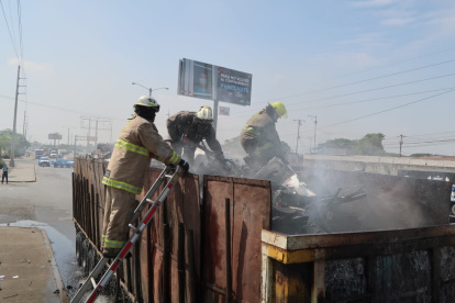 Un cortocircuito se habría dado en la chatarra que llevaba el vehículo.