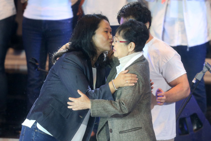 Fotografía de archivo fechada el 2 de junio de 2016 que muestra a la candidata presidencial Keiko Fujimori (i) mientras besa a su madre Susana Higushi (d) durante el cierre de su campaña electoral, en Lima.