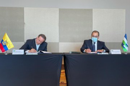 El ministro de Economía y Finanzas, Simón Cueva, y el presidente de CAF, Sergio Granados-Díaz.