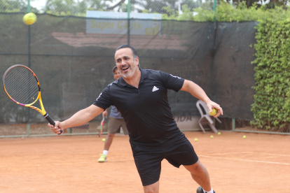 Darío Herrera cambió el surf por el tenis pues afirma que le creció la cintura.