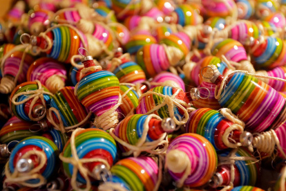 Fotografía que muestra las tradicionales esferas navideñas de vidrio soplado de la fábrica La Campanita, el 2 de diciembre de 2021, en el municipio de Chignahuapan, estado de Puebla. (México).