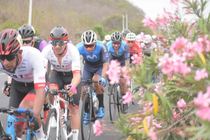 Byron Guamá (2° desde la izquierda) partió este miércoles en el inicio de la Vuelta 2021, integrando el equipo Best PC.