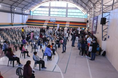 El Ministerio de Salud abrió este miércoles 8 de diciembre en Quito nueve centros de vacunación masiva para la población de 5 a 17 años.