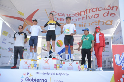 Jean Lachance, de Factory Team (c), Sebastián Novoa de Best PC (i) y Lenin Montenegro de Movistar (d), fueron los ganadores de la primera etapa.