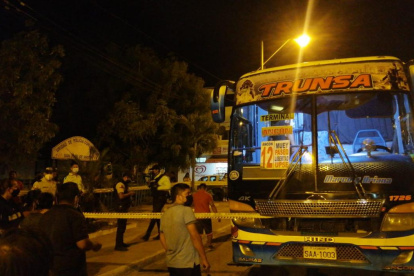 El bus fue acordonado por la Policía para realizar las primeras investigaciones.