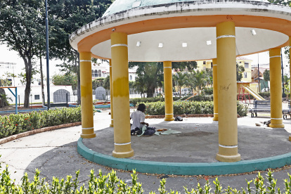 Personas han convertido el parque en su dormitorio