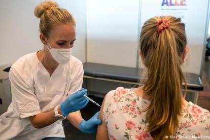 Expertos consideran que mucha de la población mundial que se inmuniza lo hace más por obligación que por prevención.