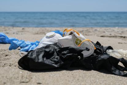 Las mascarillas desechadas suponen un gran riesgo para el medioambiente.